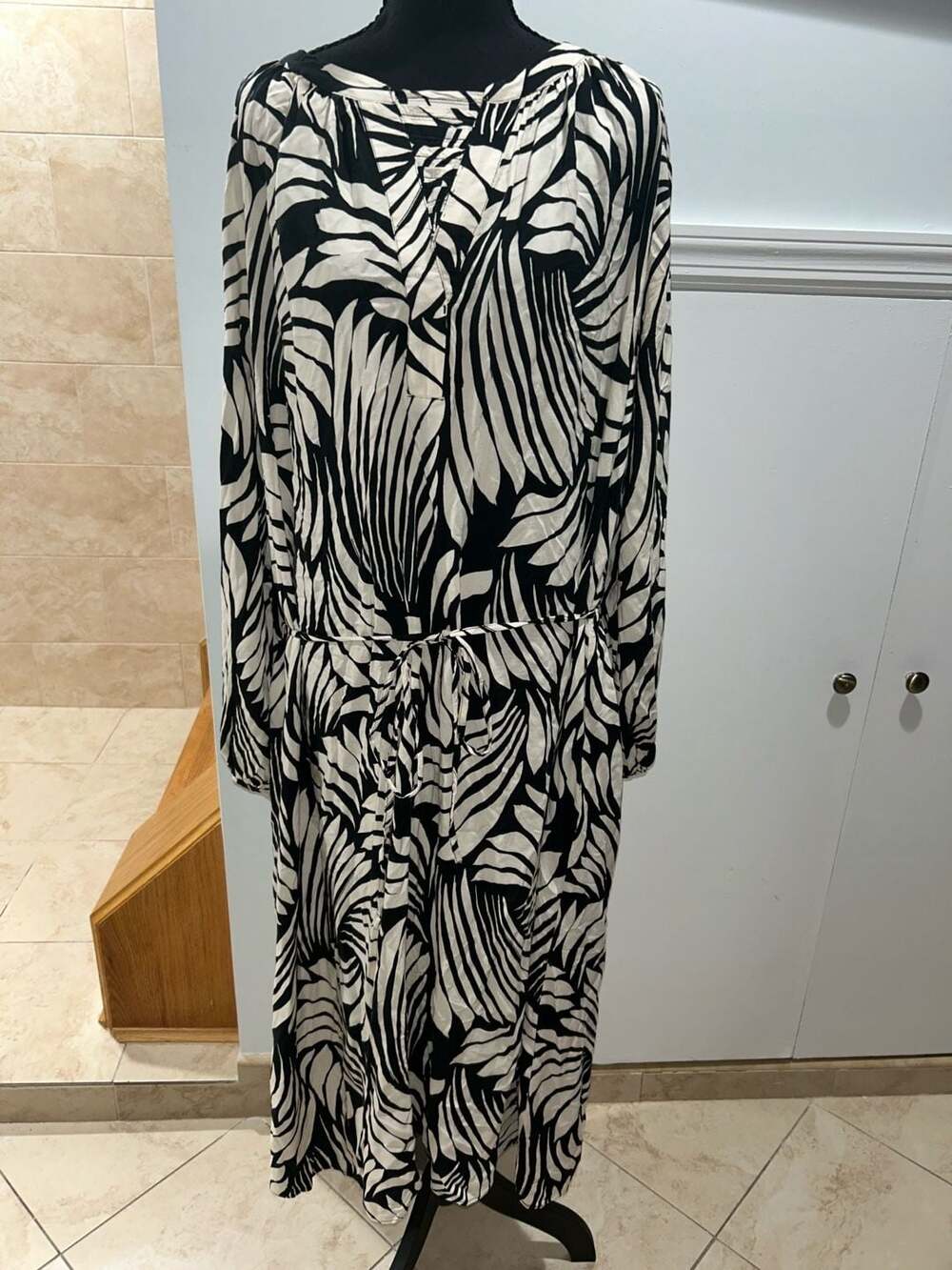 H&M Women's Black and White Leaf Print Long Sleeve Maxi Dress with Waist Tie